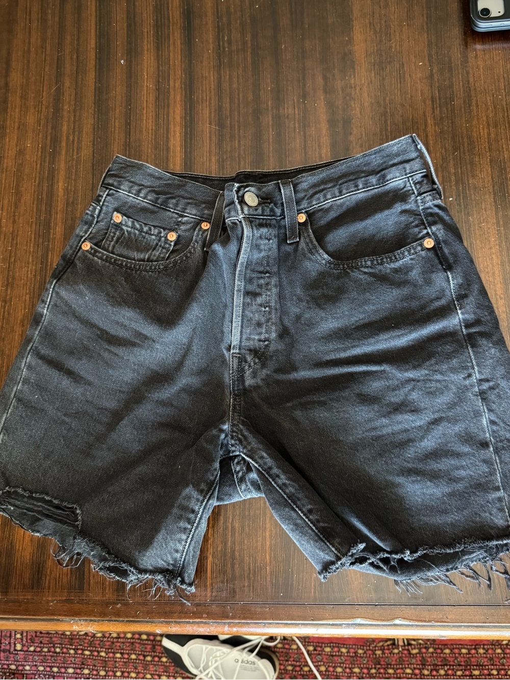 Levi’s mid thigh denim shorts